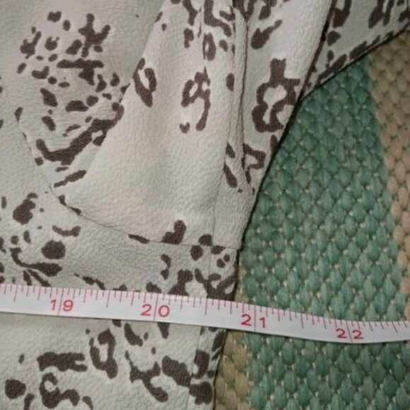 Rose + Olive Tunic Blouse Size Medium - Picture 13 of 14